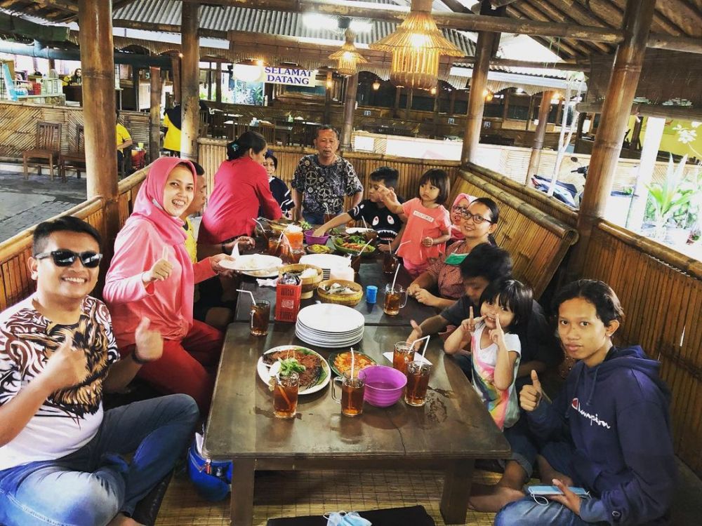 Lesehan Bersaudara: Santapan Hangat di Jantung Cilacap yang Tak Pernah Mengecewakan